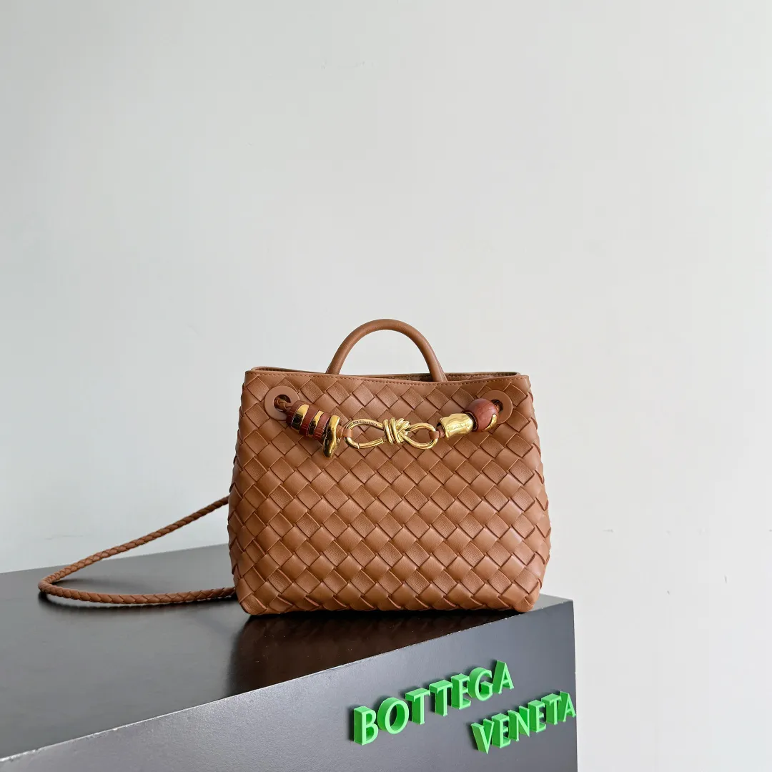 The new Andiamo batch of 3060 BV is shipped‼ ️The classic intercciato weaving process is used to create a soft bag, the metal knot is made of micro-cast aluminum using jewelry technology🪢, and the decorative beads are made of metal and hand-polished oak, allowing you to jump repeatedly between elegance and fun💃, making it unpredictable. Classic and versatile, it shows off your temperament, and the bag has a large capacity, making it very convenient for daily commuting! It has a variety of carrying methods, the shoulder straps can be adjusted by yourself, the original lambskin feels soft and delicate, and the unisex style breaks gender boundaries and brings a more practical and long-lasting use experience. The Andiamo, which has both elegant and casual styles, perfectly interprets the "fashionable old money style". Style number: 743568+wood hardware Color: chestnut brown Size: 25*22*10.5cm